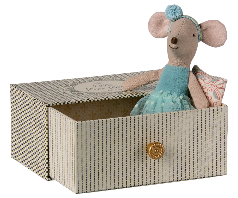 Dance mouse in daybed, Little sister