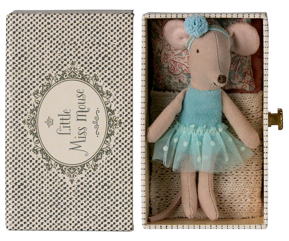 Dance mouse in daybed, Little sister